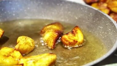 Ev mutfağında ağaç meyvesi kızartıyorum.