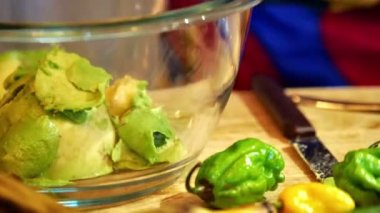 Afrika usulü guacamole sosu yapmak.