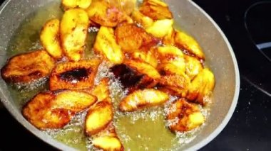 Ev mutfağında ağaç meyvesi kızartıyorum.