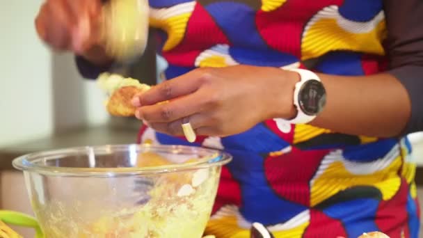 Fazendo Guacamole Mergulhar Estilo Africano Para Comer Com Batatas Fritas — Vídeo de Stock