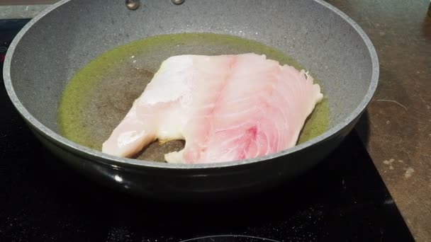 Индуктивное Приготовление Рыбы Жарить Сковороде Дома — стоковое видео