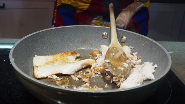 家庭でフライパンで揚げる誘導調理魚 — ストック動画