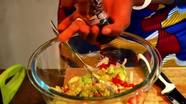 Membuat Guacamole Dip African Style — Stok Video