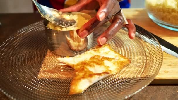 Chef Kok Serveert Een Afrikaans Traditioneel Tweede Gerecht Recept — Stockvideo