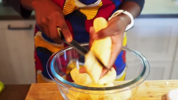 Mutfakta Bir Sandık Dolusu Muz Meyvesi Doğramak — Stok video