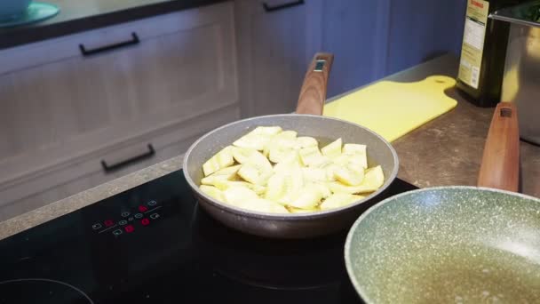 Жареные Фрукты Подаваемые Блюдах Традиционному Рецепту — стоковое видео