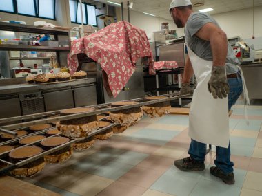 Panettone yemek pişirme sırları konsepti mutfakta asılı duruyor.