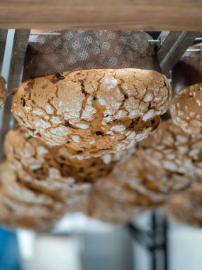 Panettone yemek pişirme sırları konsepti mutfakta asılı duruyor.