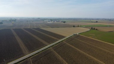 Kırsal arazi çiftliklerinin ve güneş enerjisi panellerinin havadan görünüşü