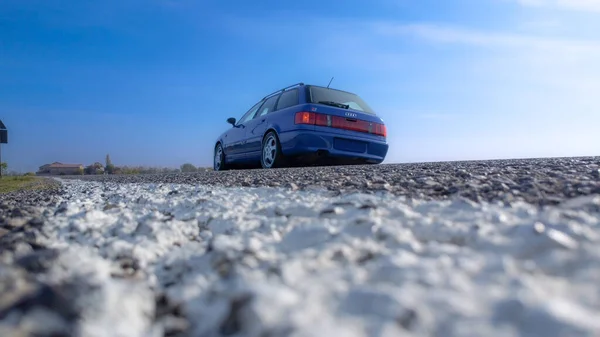 Audi Rs2 Avant Σπορ Βαγόνι Στα Πεδία — Φωτογραφία Αρχείου