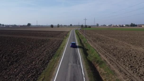 Vista Aérea Carro Azul Que Viaja Estrada Rural Entre Fazendas — Vídeo de Stock