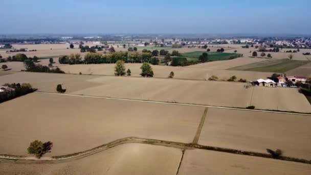 Eski Çiftlikler Güneş Enerjisi Panelleri Arasında Kırsal Yolda Giden Mavi — Stok video