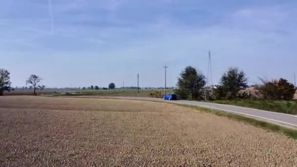 Luchtfoto Van Een Blauwe Auto Het Platteland Tussen Oude Boerderijen — Stockvideo