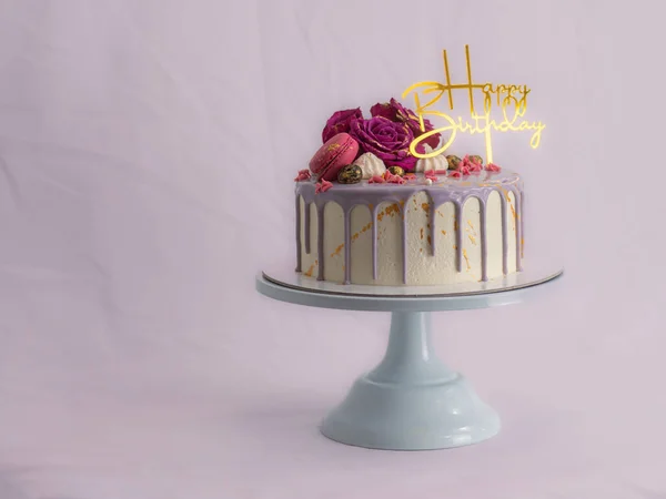 Altın Boyalı Romantik Pasta Standı — Stok fotoğraf