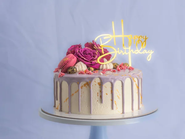 金手绘装饰的浪漫蛋糕放在架子上 — 图库照片