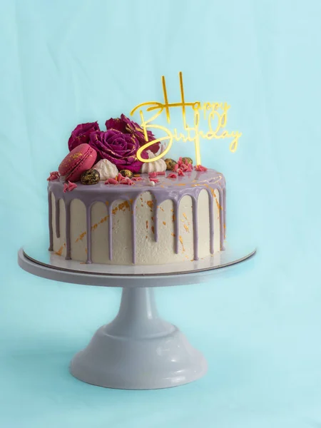 Altın Boyalı Romantik Pasta Standı — Stok fotoğraf