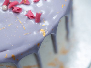 Altın el boyalı romantik pasta.