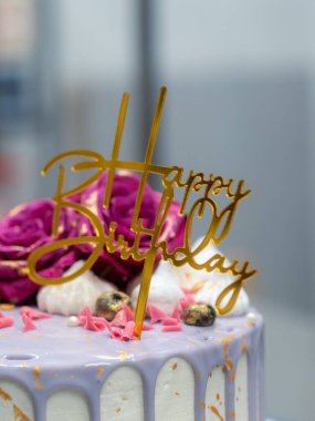 Altın el boyalı romantik pasta standı