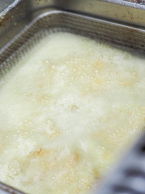 Mutfakta patates kızartması.