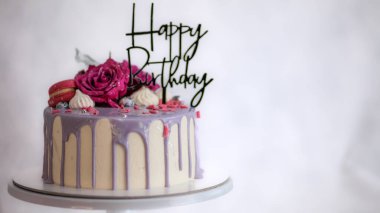 Şef usign macaron, çiçekler ve kutlama pastası için yazı.