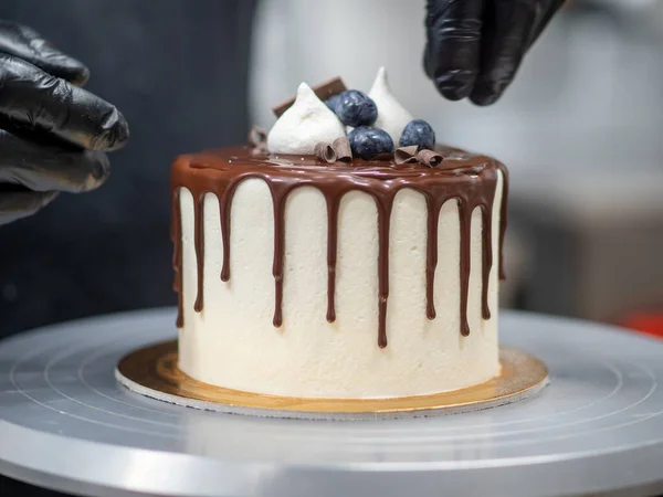 Tanınmayan Bir Işçi Çikolatalı Pasta Dut Hazırlıyor — Stok fotoğraf
