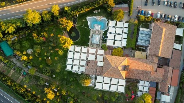 Drohnenfoto Von Hochzeitsgesellschaft Freien Italienischer Villa Bei Sonnenuntergang — Stockfoto