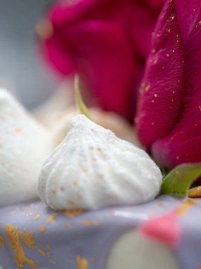 Altın el boyalı romantik pasta.