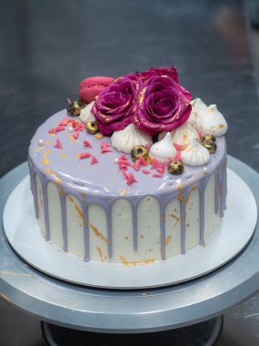 Altın el boyalı romantik pasta.