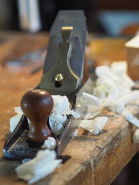 Profesyonel usta zanaatkar Luthier 'in bir atölyedeki ahşap kemanla ilgili ayrıntılı çalışmalarını yakından takip edin..