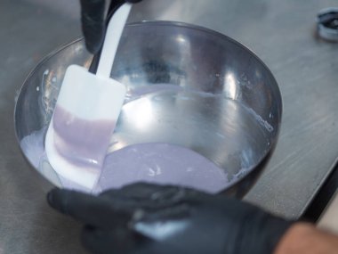 Kremalı pasta süslemesi için beyaz çikolata damlaları.