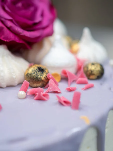 Gold Handpainted Decorated Romantic Cake — Stock Photo, Image
