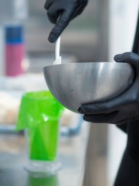 Kremalı pasta süslemesi için beyaz çikolata damlaları.