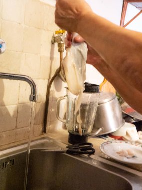 Numana, Marche, İtalya 'da çiğ deniz anası temizliği.