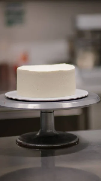 Weißer Kuchen Ohne Dekor Auf Einem Ständer — Stockfoto