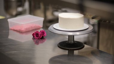 Süssüz beyaz pasta stantta