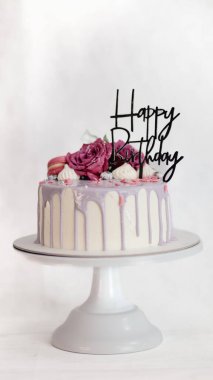 Şef usign macaron, çiçekler ve kutlama pastası için yazı.