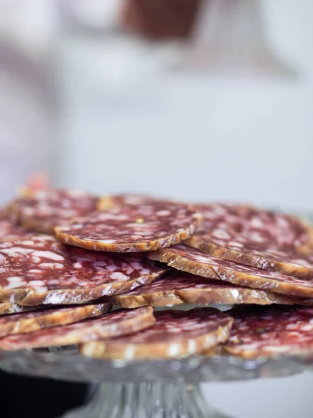 Trockene Salamiwurst Mit Frischem Knoblauch Und Gewürzen Auf Einem Glasstand — Stockfoto