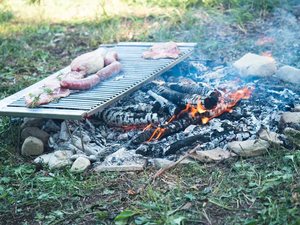 Dışarıdaki Izgarada Domuz Eti Pişirirken Mangal Kömürüyle — Stok fotoğraf