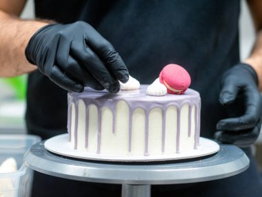 Tasarımcı üstte çalışırken dondurmalı pasta tezgahta