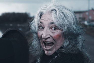 Tüfekli kadın oyuncu - savaş zamanı karanlık dönem konsepti