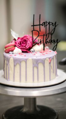 Şef usign macaron, çiçekler ve kutlama pastası için yazı.