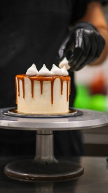 Kek tasarımcısı bir kekle iş yerinde.