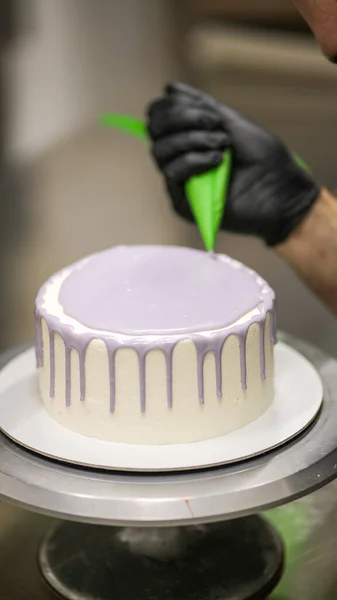 Şef Kremalı Pasta Süslemek Için Çanta Kullanıyor — Stok fotoğraf