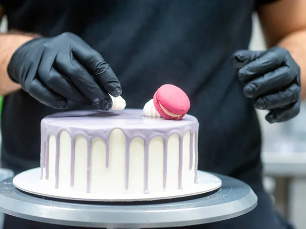 Frosted Drip Cake Standaard Terwijl Ontwerper Werkt Aan Topping — Stockfoto
