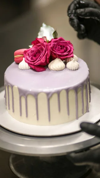 Chef Usign Macaron Flowers Text Sign Celebration Cake — Stock Photo, Image