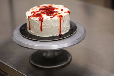 Kek standında bıçaklı kanlı canavar pastası.