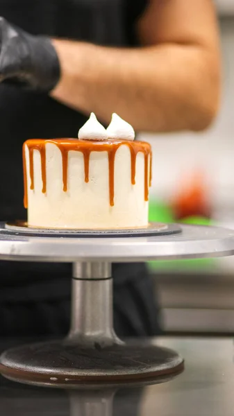 cake designer at work with a cupcake