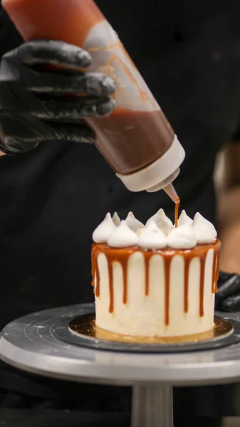 cake designer at work with a cupcake