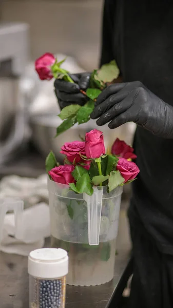 Настоящие Розы Украшения Свадебного Торта Кухне — стоковое фото