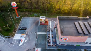 Otoparkta arabaları olan bir Burger King restoranının hava görüntüsü..